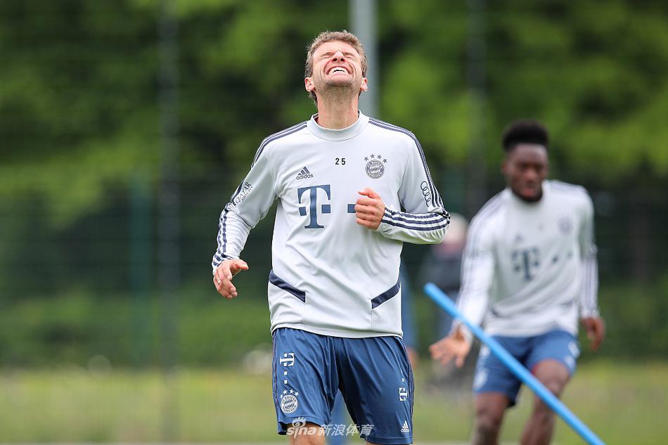 训练结束后，几名球员坐在草地上放松，夕阳的余晖拉长了他们的身影，空荡的看台成为了最沉默的观众，这一幕既显得孤独，又充满了重启征程的悲壮感。