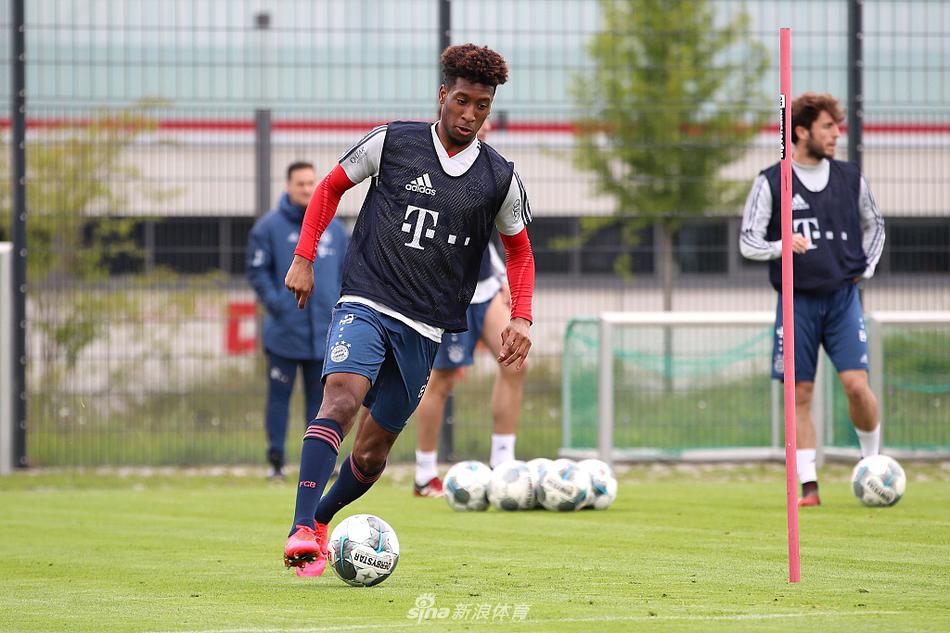 托马斯·穆勒在训练中面带微笑，尽管空场比赛意味着听不到球迷的欢呼，但他依然用标志性的热情感染着身边的队友，将这份乐观转化为训练场上的动力。