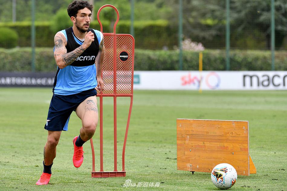 路易斯·阿尔贝托在分组对抗中送出精妙直塞，皮球恰到好处地穿过防守空档，西班牙中场的大脑正在高速运转，为队友绘制进攻地图。