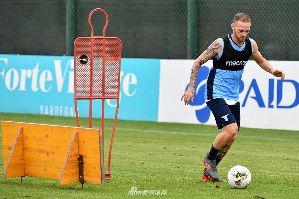 主帅西蒙尼·因扎吉在场边双手插兜，目光如炬地注视着场上的一切，口罩遮住了他的口鼻，却遮不住他对胜利的渴望和对细节的严格要求。