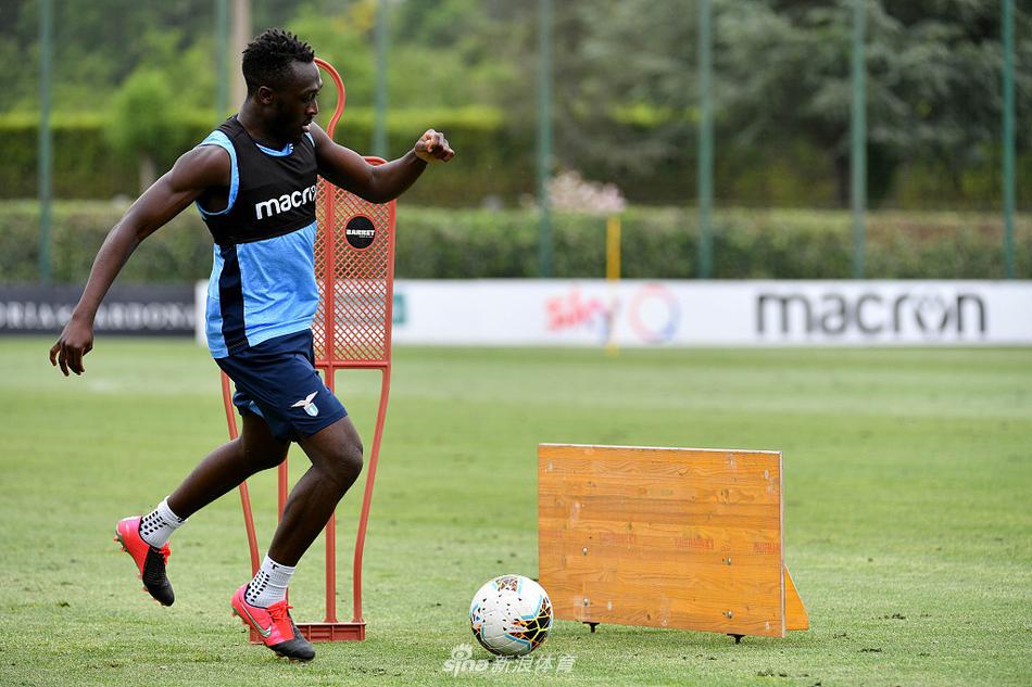 门将托马斯·斯特拉科沙飞身侧扑，指尖几乎触碰到皮球的瞬间被镜头定格，他用一次次奋不顾身的扑救筑起蓝鹰的最后一道防线。