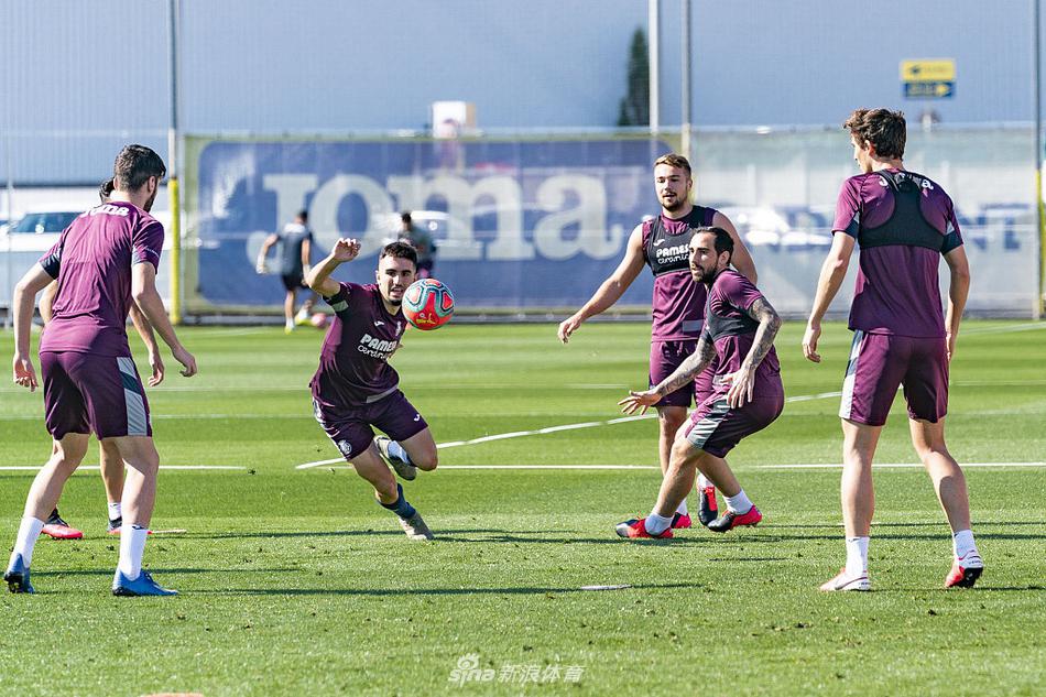 训练场上，两名瓦伦西亚球员正在进行传接球配合练习，他们的动作轻盈而专注，草坪被修剪得整整齐齐，而远处的隔离网和空荡荡的观众席，仿佛在提醒我们这是一场发生在特殊时期的特殊备战。