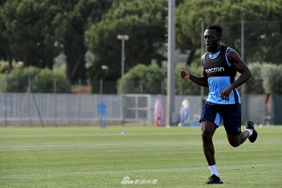 因莫比莱在训练中完成一次势大力沉的射门，皮球应声入网。这位意大利射手正望向教练席，仿佛在宣告自己已找回停摆前的火热脚感。