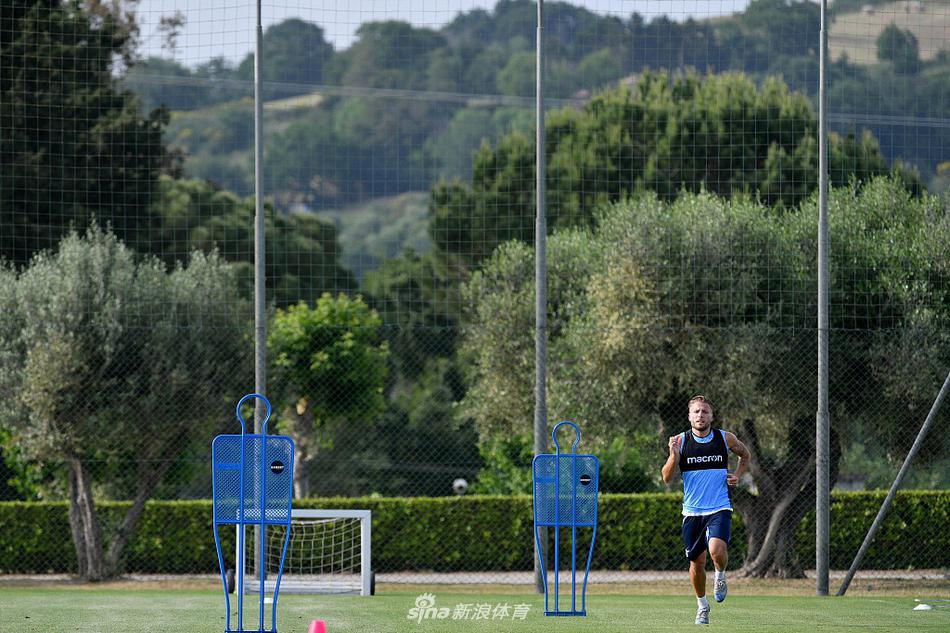 米林科维奇在体能教练的指导下进行有球训练，高大的塞尔维亚人动作轻盈，他将是拉齐奥复赛后进攻中的关键支点。
