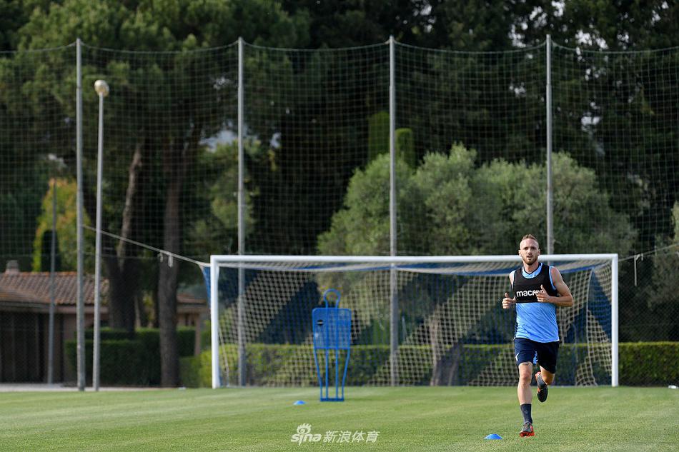 路易斯·阿尔贝托在训练中展现出细腻的脚法，他在狭小空间内连续变向过人。西班牙中场是拉齐奥攻防转换的节拍器。