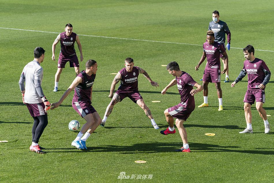 夕阳西下，瓦伦西亚球员们在进行分组对抗前的拉伸放松，大家保持着安全距离，围成一圈。金色的余晖洒在他们身上，球衣上的蝙蝠队徽熠熠生辉，这一刻的宁静与和谐，是对即将重启的赛季最美好的期许。
