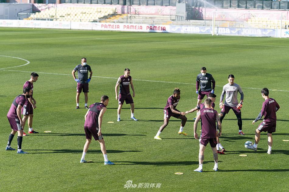 在体能教练的陪同下，一名瓦伦西亚球员正在进行敏捷梯步伐训练，他的脚步快速而灵活，扬起的细微草屑在阳光下清晰可见，这种基础但至关重要的训练正是长期停摆后恢复身体机能的必修课。