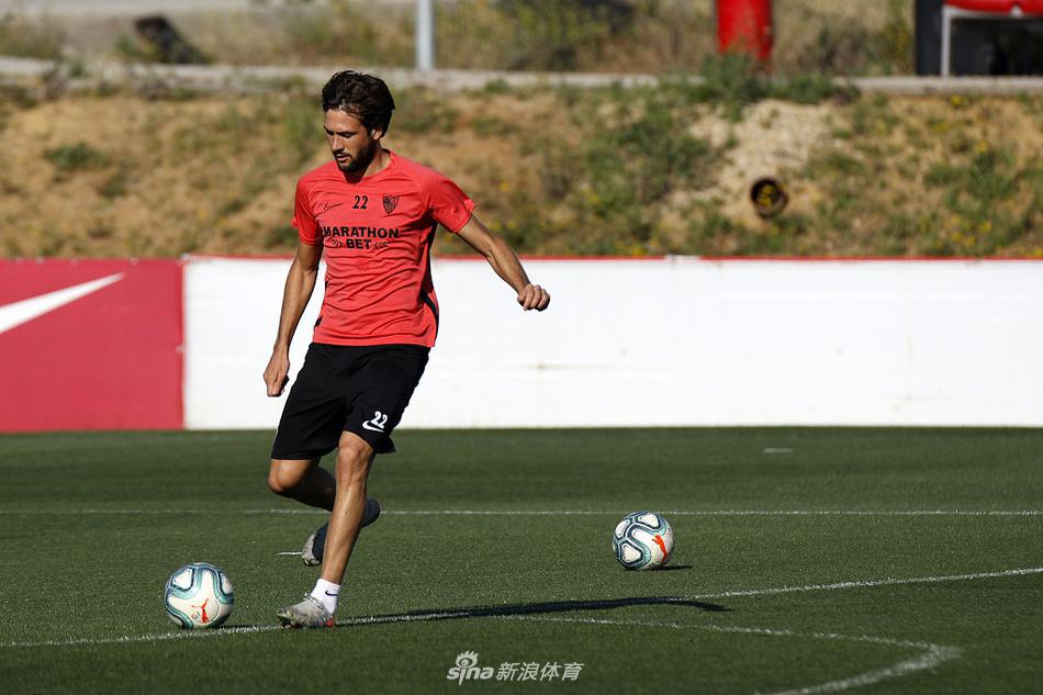 一名球员正在独自进行拉伸放松，身旁的足球安静地躺在草皮上。夕阳将他的身影拉长，这一刻的训练无关胜负，只为回归赛场的那份纯粹。