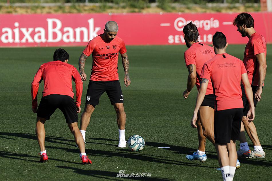 主教练洛佩特吉双手叉腰站在场边，眉头微蹙望向远方，他的身影在空旷的训练场边显得格外孤独，但那份对战术的执着与思考却穿透了屏幕。