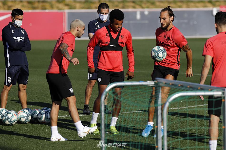 训练结束，几名球员背着装备包走向场边，身后的训练场地笼罩在金色的余晖中。这一天的结束意味着距离复赛又近了一天，而他们留下的汗水将浇灌出未来的胜利。