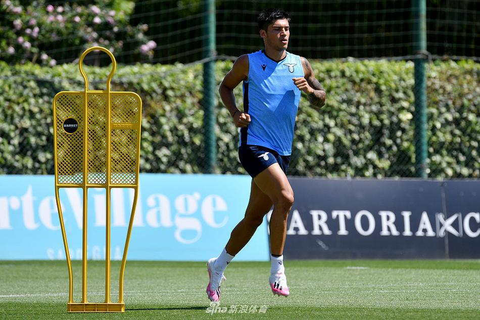 中场魔术师阿尔贝托轻巧地卸下来球，他的双脚仿佛拥有魔力，总能为锋线队友送出致命传球。