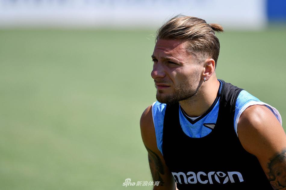 训练场上，两名拉齐奥球员在教练指导下进行高强度的攻防对抗，汗水挥洒在福尔梅洛基地的草地上。