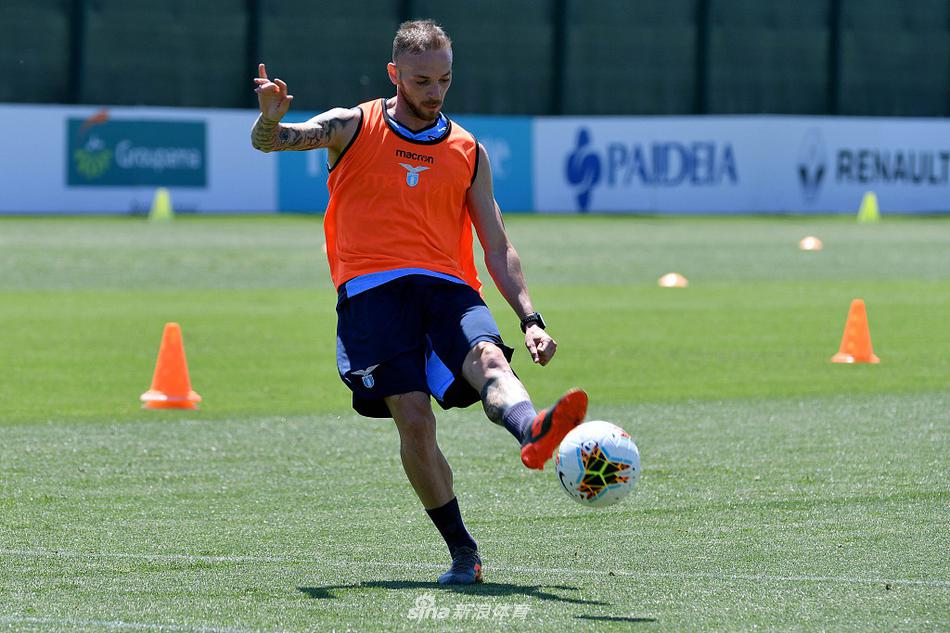 主教练小因扎吉在场边亲自督战，他双手插兜目光坚毅，正在向弟子们面授机宜，布置战术细节。