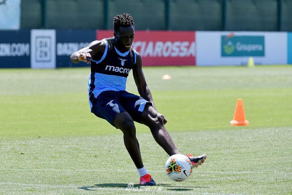 训练结束后，球员们并未立即离场，而是围成一圈进行恢复性拉伸，团队的凝聚力在这一刻无声彰显。