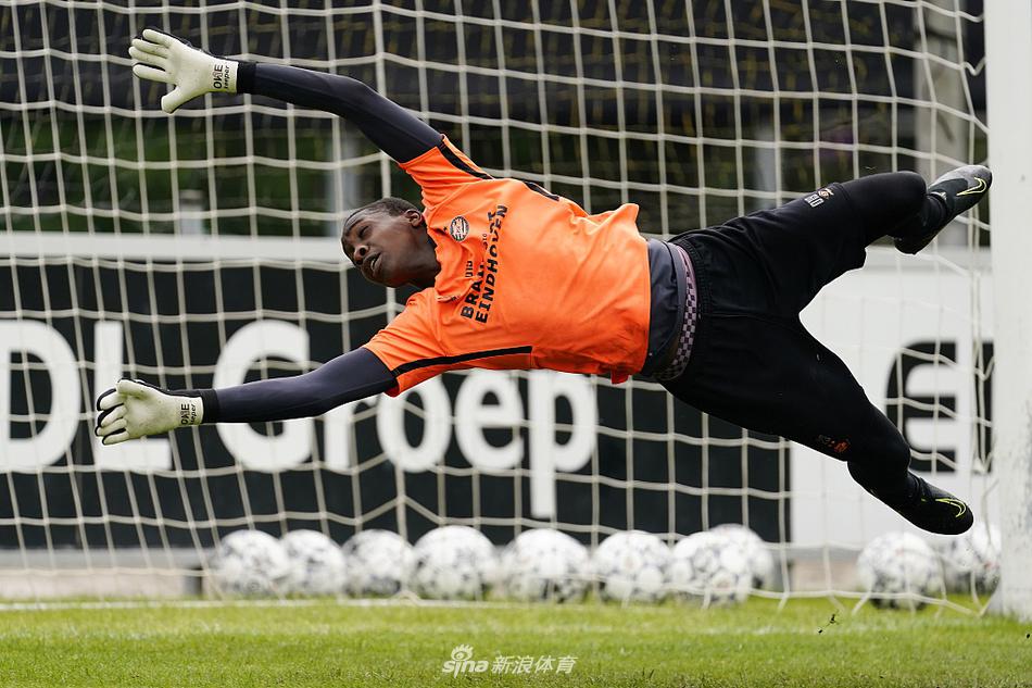 训练结束，埃因霍温的球员们围成一圈，肩并肩手搭手，高喊着口号相互鼓劲。夕阳将他们的轮廓镀上一层金边，这一刻的团结与凝聚力，超越了战术本身，成为球队走出低谷、迎接新赛季挑战的最强动力。