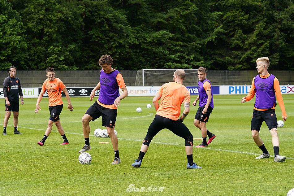 夕阳余晖中，一名埃因霍温球员独自进行射门练习。皮球应声入网，激起的白色浪花与球员专注的神情相映成辉。这是沉默中的爆发，也是对未来比赛中摧城拔寨的无声承诺。