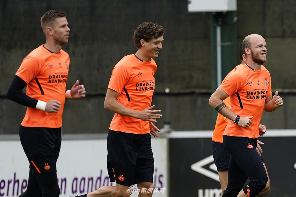 队内训练赛间隙，两名埃因霍温球员拿起水瓶补充水分。汗水浸透了他们的球衣，脸上写满了疲惫，但眼神中依然闪烁着对胜利的渴望。在这个特殊的休赛期，每一次训练都显得格外珍贵。