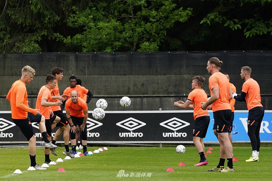 在空旷的埃因霍温训练基地，一名球员背对镜头，目光坚定地注视着远方。午后的阳光将他的影子拉长，仿佛在诉说着球队在经历了一个令人失望的赛季后，正蓄势待发，准备踏上漫长的复兴之路。