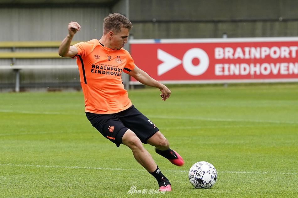 训练场上，两名埃因霍温球员正在进行激烈的拼抢。身着亮黄色背心的一方紧紧贴防持球者，手臂交错间肌肉紧绷。这种近距离的身体对抗，正是为了重塑球队在防守端的硬度与侵略性。