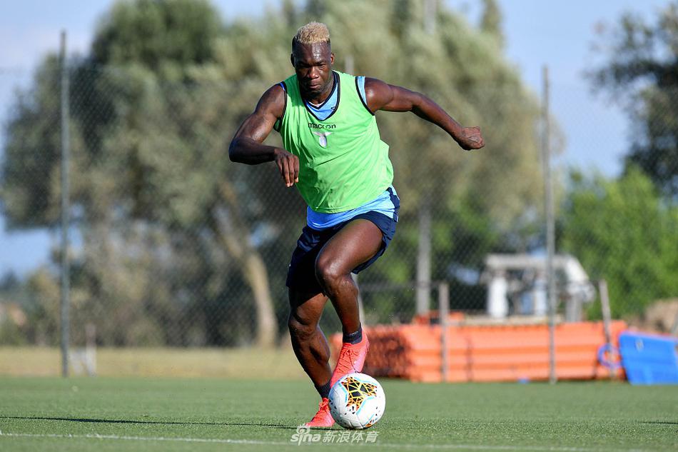 蓝鹰众将神情专注，在福尔梅洛基地的阳光下进行抢圈热身，每一脚传递都传递着对复赛的渴望。