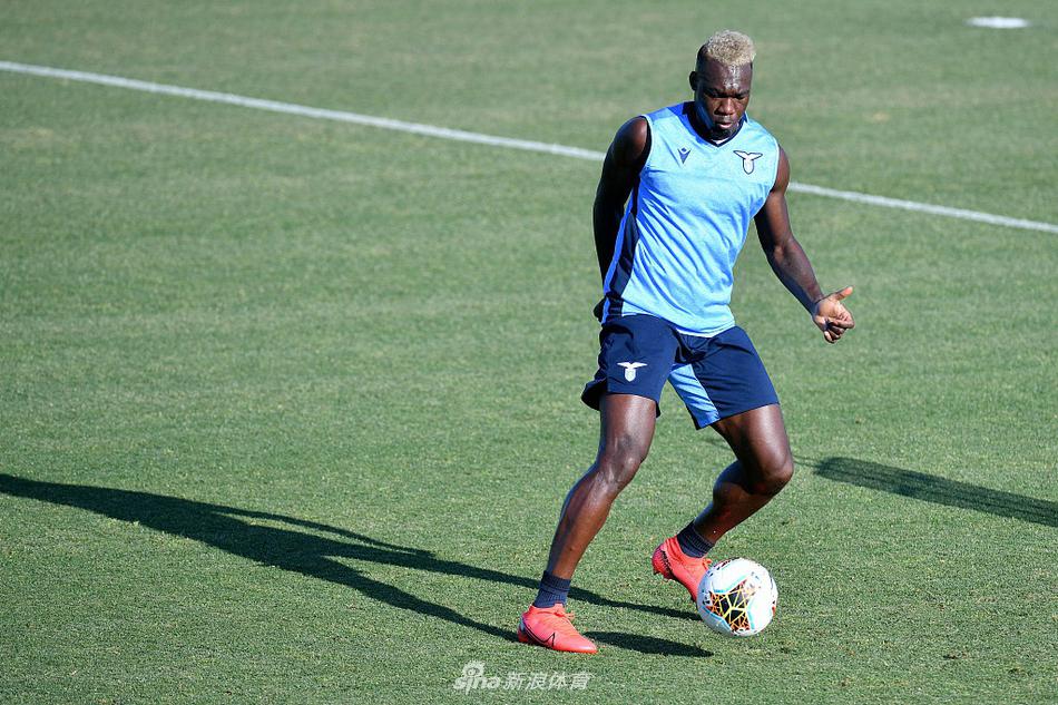 训练场上，因莫比莱与米林科维奇眼神交汇，王牌射手的冷酷与中场指挥官的沉稳，在阳光下碰撞出必胜的火花。