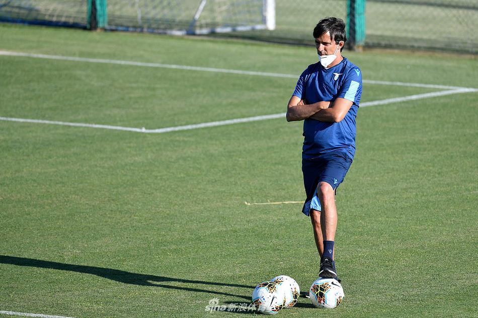 阳光穿过树荫洒在训练场上，拉齐奥球员们正在进行分组对抗，高速奔跑的身影追逐着那个迟来的冠军梦想。