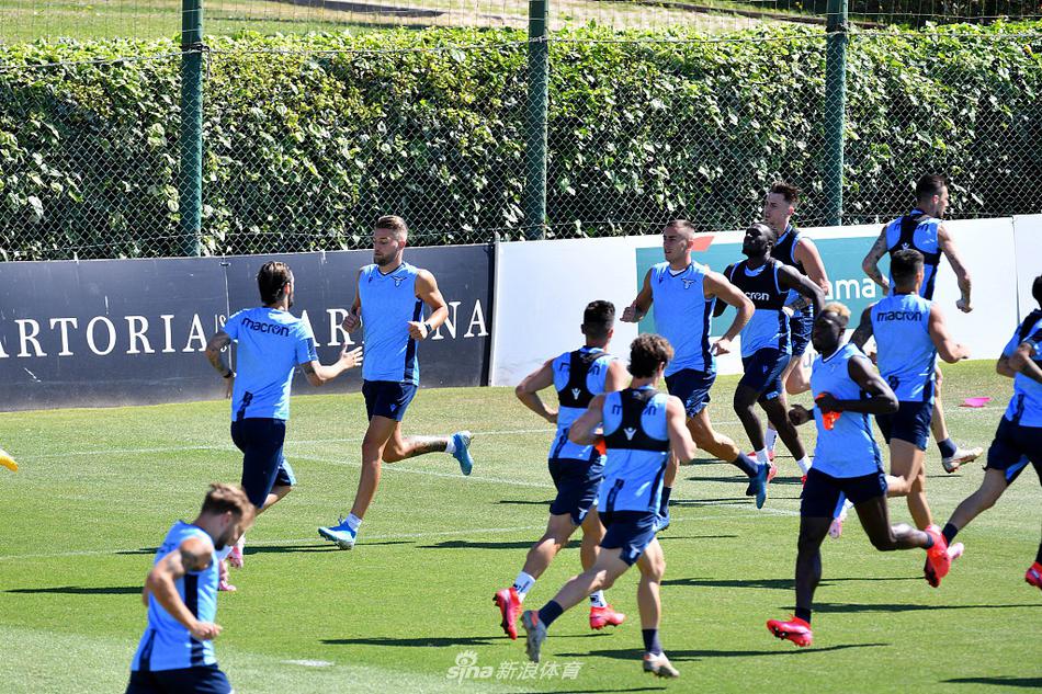 湛蓝天空下，因莫比莱眼神专注，奔跑在福尔梅洛训练基地的绿茵场上，为即将重启的意甲积蓄着射手王的力量。