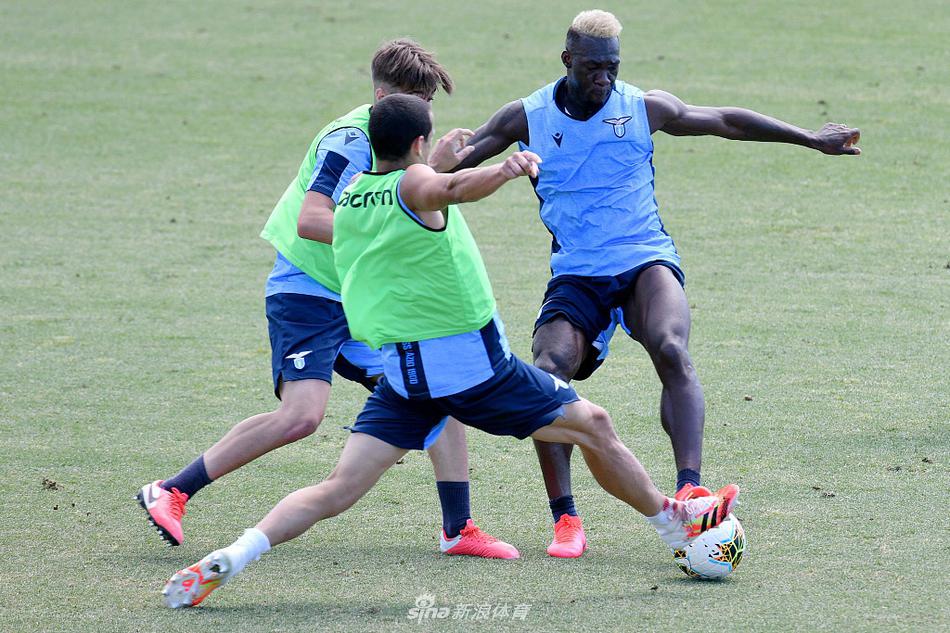 米林科维奇在训练中展现B2B中场的全面能力，一次精彩的推进过后，他高大的身影成为拉齐奥攻防转换的枢纽。