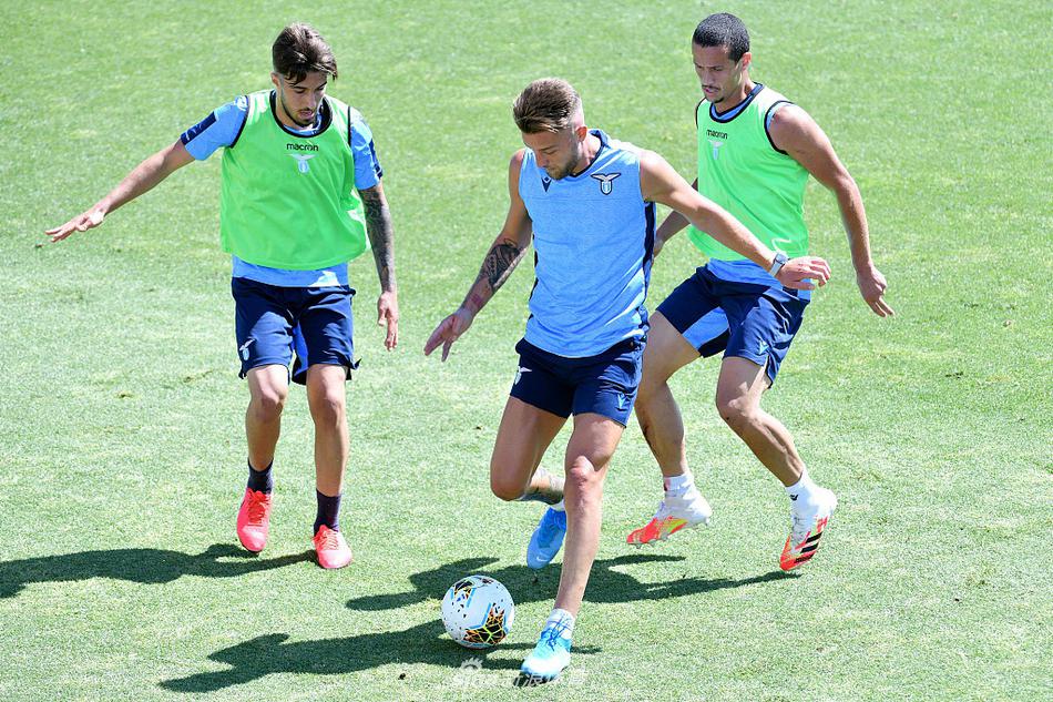 华金·科雷亚在训练中施展灵巧的盘带技巧，足球仿佛黏在脚下，他用轻盈的步伐为沉闷的备战期带来一抹灵动的亮色。