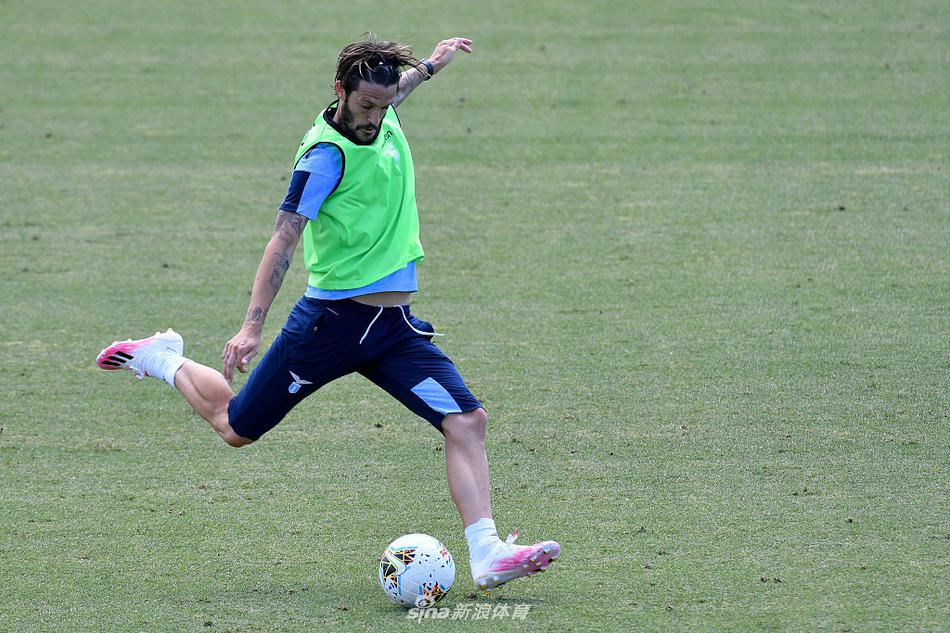 训练场上，拉齐奥中场核心阿尔贝托正优雅地控球，他的每一次传递都仿佛在书写复赛后的进攻蓝图，将团队配合的默契重新串联。