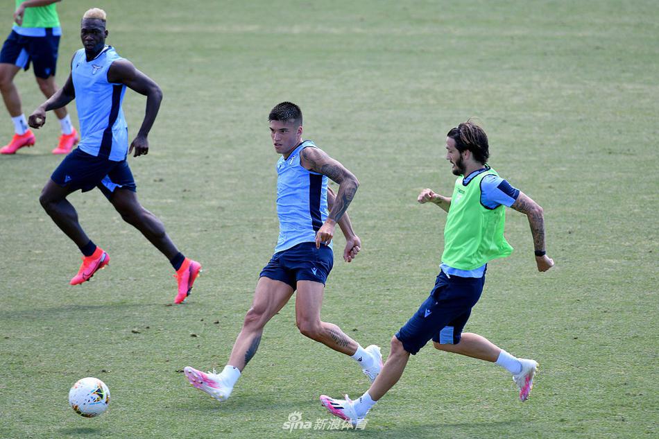 拉齐奥后卫阿切尔比在训练中拦截皮球，坚毅的表情映衬着福尔梅洛基地的标语，他领衔的防线正在为争冠之路筑牢基石。