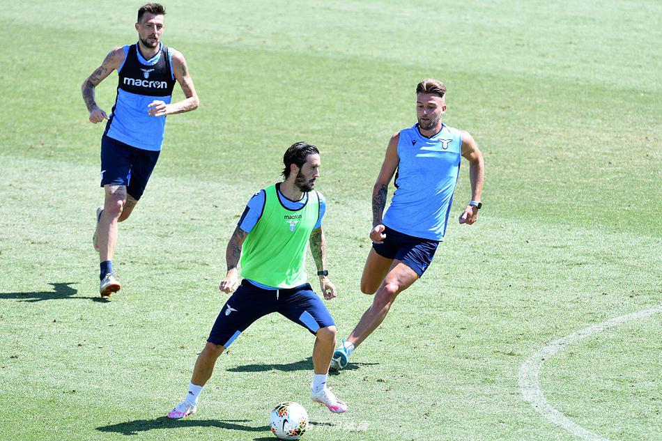 训练结束，卢卡斯·雷瓦与队友击掌鼓劲，这位经验丰富的中场老将用笑容传递着信念：无论前路如何，蓝鹰已准备好振翅高飞。