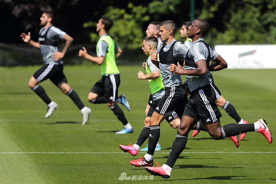 训练场上的笑容终于驱散了疫情的阴霾，狼队将士们围在一起，肩并肩，为了共同的目标积蓄着爆发的力量。