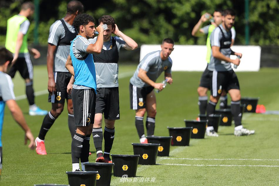 年轻的登东克尔在对抗中勇猛果敢，这位比利时悍将正在用不知疲倦的奔跑和拦截，为自己在主力阵容中赢得一席之地。