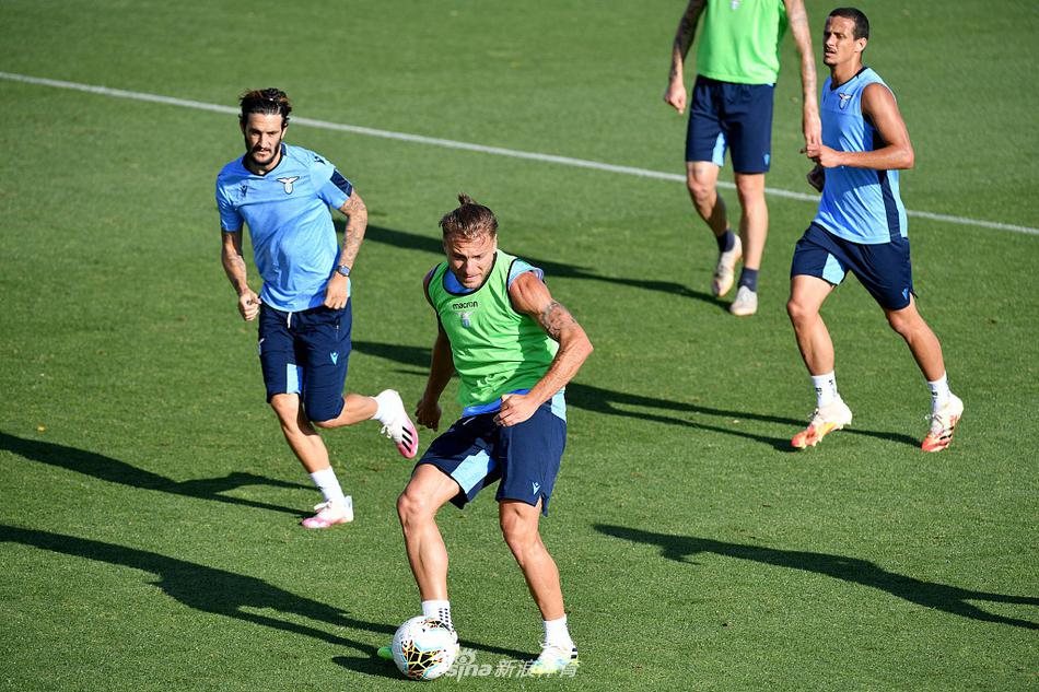 激情在训练场燃烧，拉齐奥球员完成一次精彩配合后尽情释放，兄弟情深共赴征程。