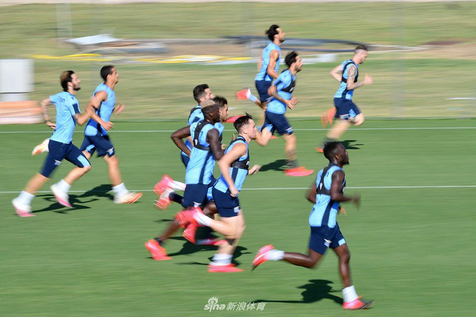 米林科维奇在训练中闲庭信步，高大的身影下是细腻的球技，他是指挥官亦是攻城锤。