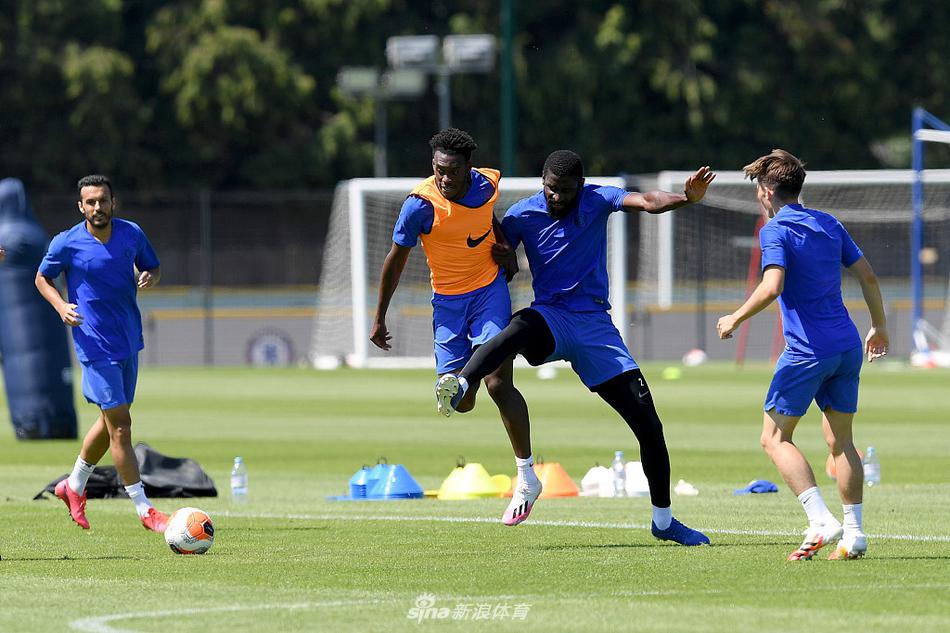 训练场上欢声笑语不断，亚伯拉罕与队友们轻松互动，融洽的更衣室氛围是切尔西在赛季冲刺阶段最宝贵的隐形武器。