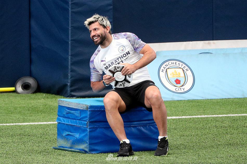 曼城球员们在训练中进行高强度的分组对抗，一名球员正奋力伸脚拦截，皮球在阳光下划出弧线，对抗中的肌肉碰撞仿佛预示着复赛后联赛的激烈程度。