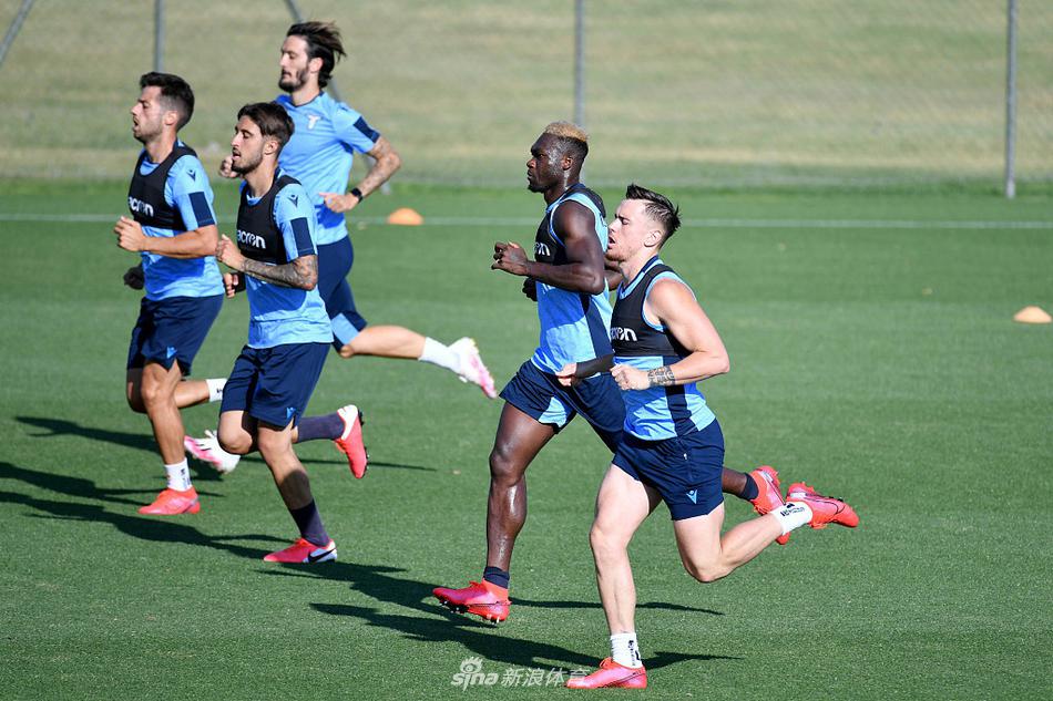 蓝鹰防线众志成城，一次奋不顾身的飞身封堵，誓要守护球队通往荣耀的每一寸绿茵。