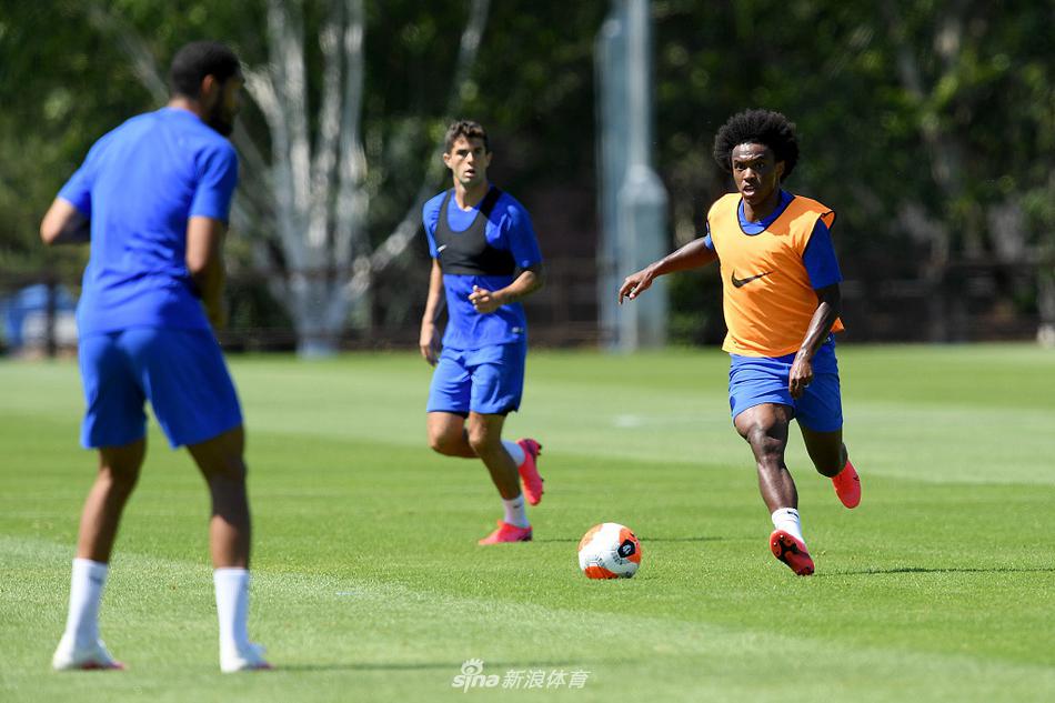 门将凯帕高接低挡，在训练中飞身扑出力保城门不失，他用实际行动证明自己依然是门前最值得信赖的最后一道防线。