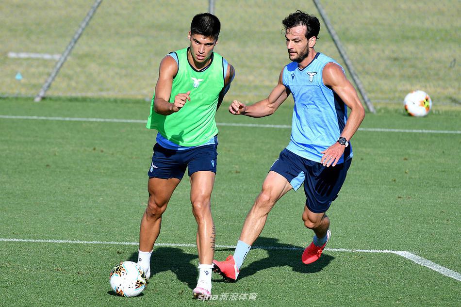 烈日下的专注，拉齐奥训练场上演‘精准打击’，球员们在对抗中打磨致胜一击的默契。