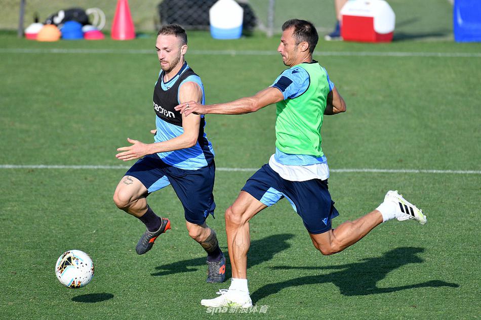 骄阳似火，蓝鹰众将目光如炬，在训练场上演极速追逐，每一步都踏出对胜利的渴望。