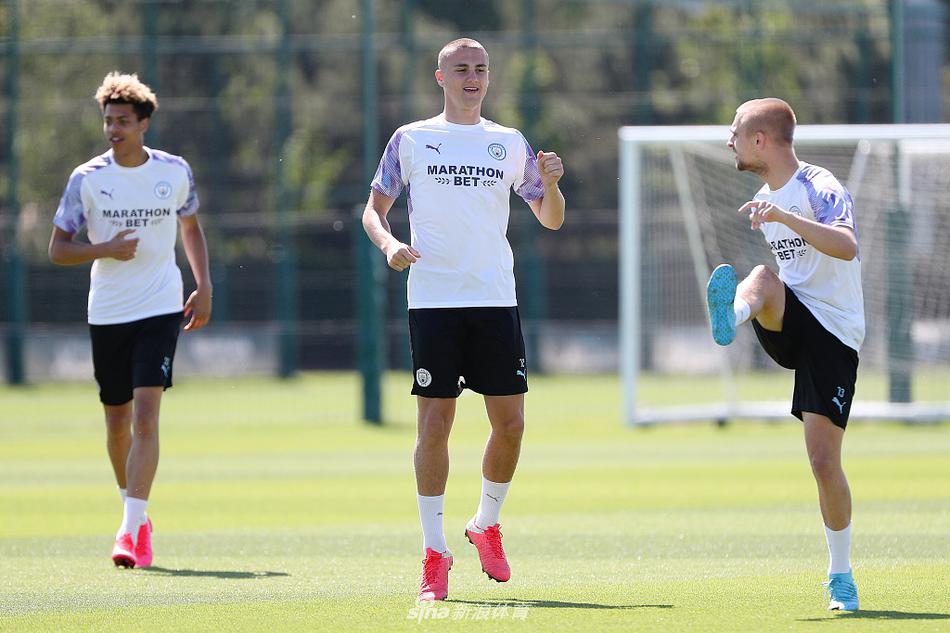 后防线上，门将埃德森正在做扑球练习，他舒展身体奋力跃起，背景是空旷的看台和湛蓝的天空，这份专注与坚守仿佛在守护着蓝月亮的最后一道防线。