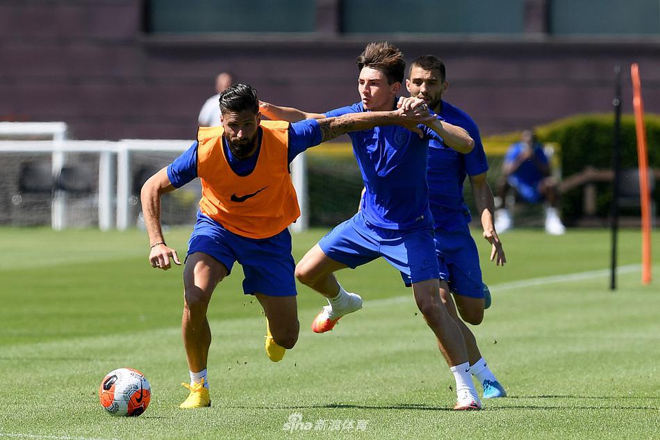 威廉在训练中专注地演练任意球，皮划出一道美妙的弧线直挂网窝，这位巴西老将是当时这支年轻蓝军不可或缺的定海神针。