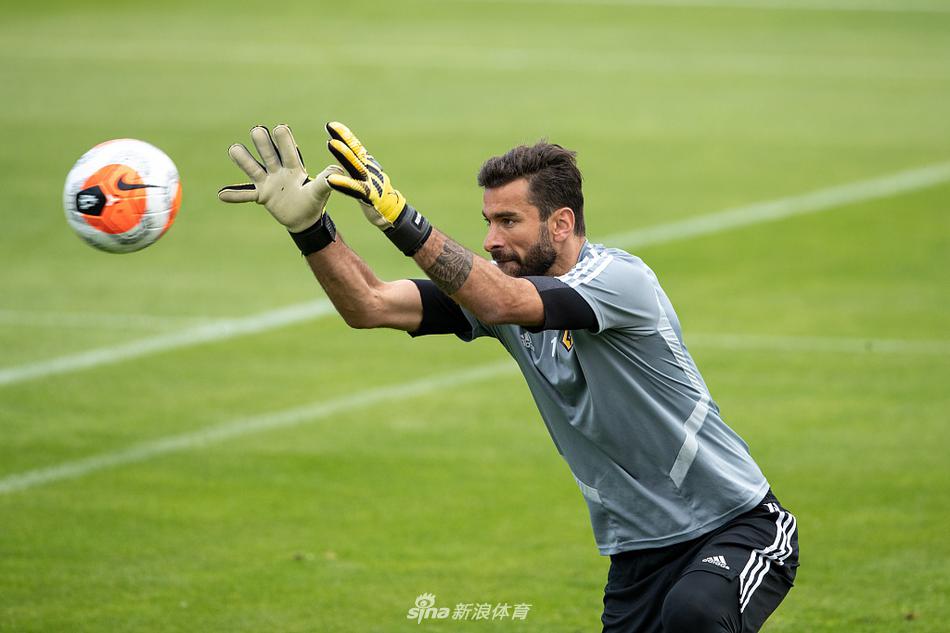 训练结束时，狼队全体球员围成一个紧密的圆圈，他们肩并着肩，齐声高喊鼓舞士气的口号，这一刻，团队的力量与凝聚力被展现得淋漓尽致。