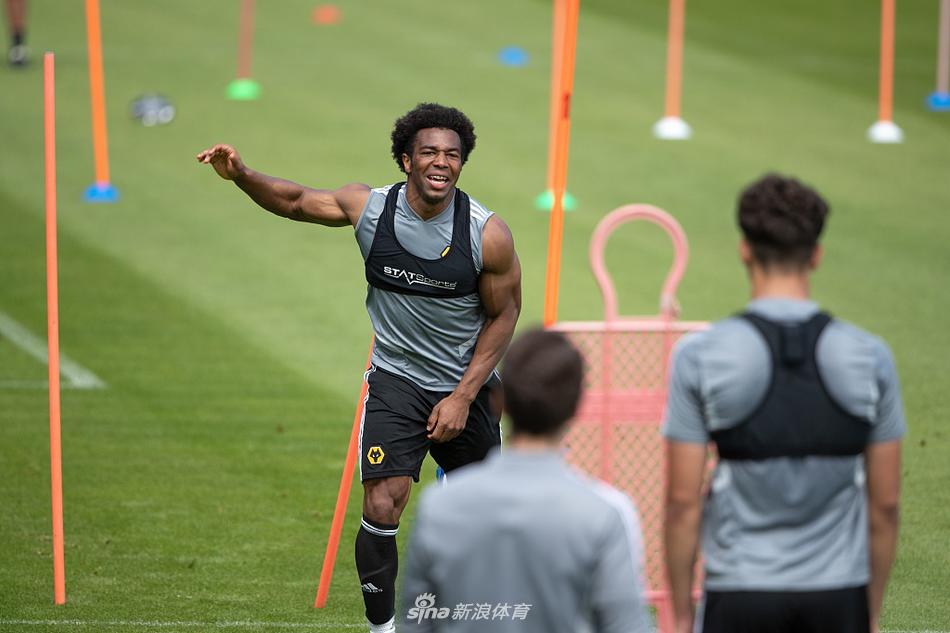 训练场边，教练组成员全神贯注地观察着场上的每一个细节，手中的平板电脑记录着各项数据，现代化的科学训练手段为球队的备战提供了坚实保障。