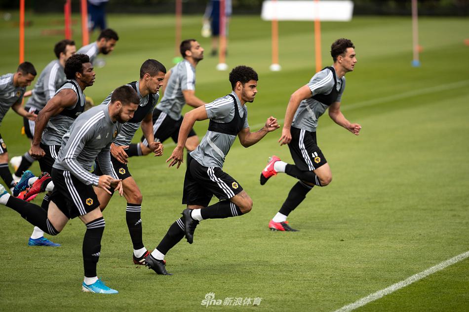 一名狼队球员在训练中展现出了极佳的个人状态，他娴熟地控制着足球，连续做出变向动作，仿佛在无声的赛场上已经预演着过掉对手的精彩瞬间。