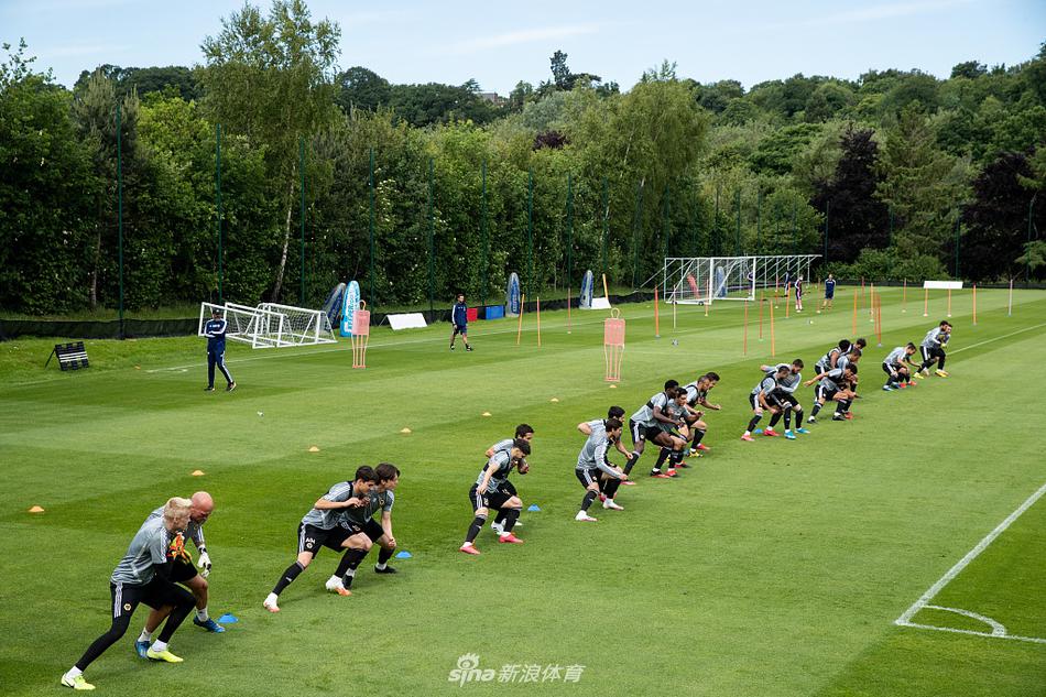 训练间歇，几名狼队核心球员围拢在一起交流心得，他们的眼神专注而坚定，彼此的手势传递着战术思想与相互间的信任，领袖气质在此刻彰显。