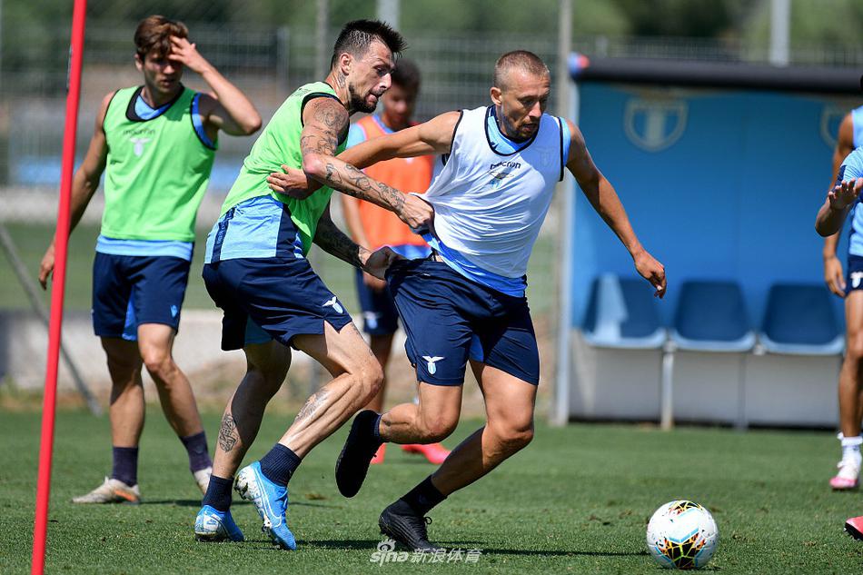 门将位置的特殊训练中，斯特拉科沙飞身侧扑，指尖几乎触碰到皮球，他身后空旷的看台仿佛在等待着不久后重新涌入的球迷，为他们守护着最后的防线。