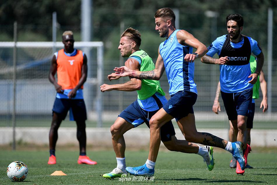 阿尔贝托在训练中送出一记精妙的传球后，眼神紧紧跟随着皮球的轨迹，作为意甲顶尖的传球手，他的每一次出球都像是在绿茵场上绘制进攻的蓝图。